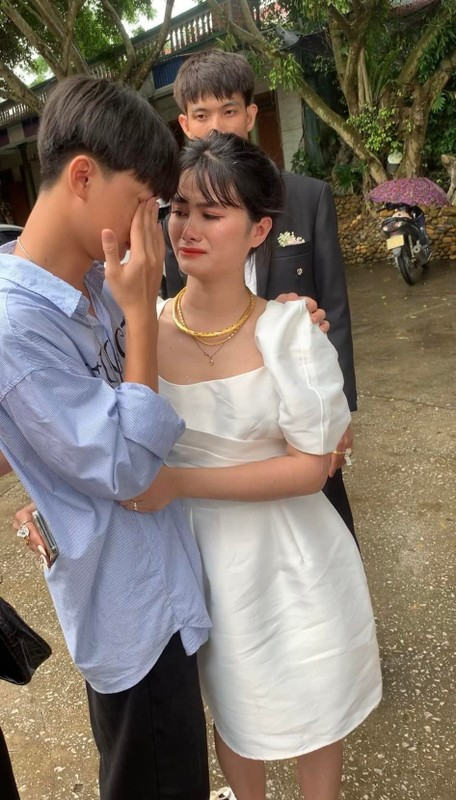 Các cô bác trong họ nhìn thấy cảnh này đều thương hai chị em vì biết rõ về hoàn cảnh của họ. Người đăng chia sẻ, hai chị em từ nhỏ đã không còn bố mẹ nên nương tựa vào nhau rất nhiều. Có lẽ vì vậy mà giờ đây khi chị đi lấy chồng, em trai cảm thấy buồn và không nỡ xa.