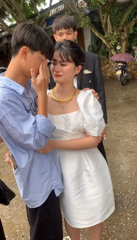 Các cô bác trong họ nhìn thấy cảnh này đều thương hai chị em vì biết rõ về hoàn cảnh của họ. Người đăng chia sẻ, hai chị em từ nhỏ đã không còn bố mẹ nên nương tựa vào nhau rất nhiều. Có lẽ vì vậy mà giờ đây khi chị đi lấy chồng, em trai cảm thấy buồn và không nỡ xa.