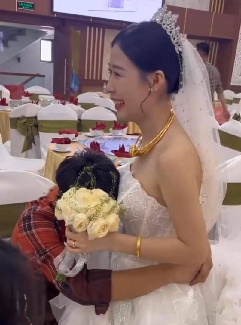 Những khoảnh khắc này thu về hàng trăm nghìn lượt xem. Rất nhiều người đều cảm động trước tình cảm mà cậu em trai dành cho chị. Ảnh: Minh Đức