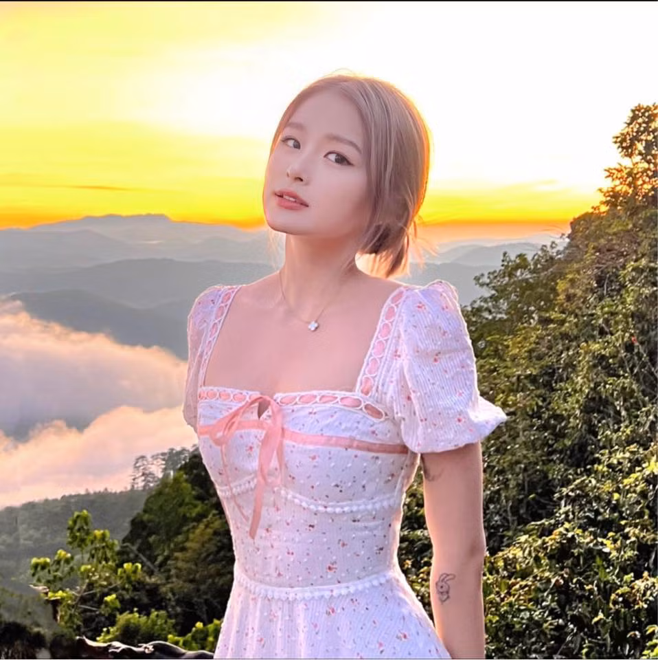 Gia đình Châu Anh thuộc hàng siêu giàu ở Hà Nội. Song từ bé đến lớn, cô bạn luôn cố gắng không dựa dẫm vào tài chính gia đình.