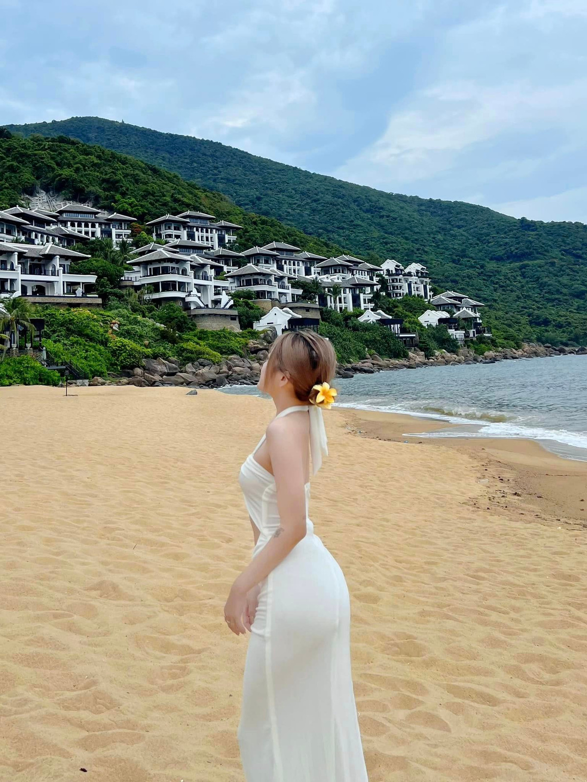 Trên trang cá nhân, cô cho thấy có sự thay đổi về phong cách thời trang gợi cảm hơn nhưng vẫn nữ tính.