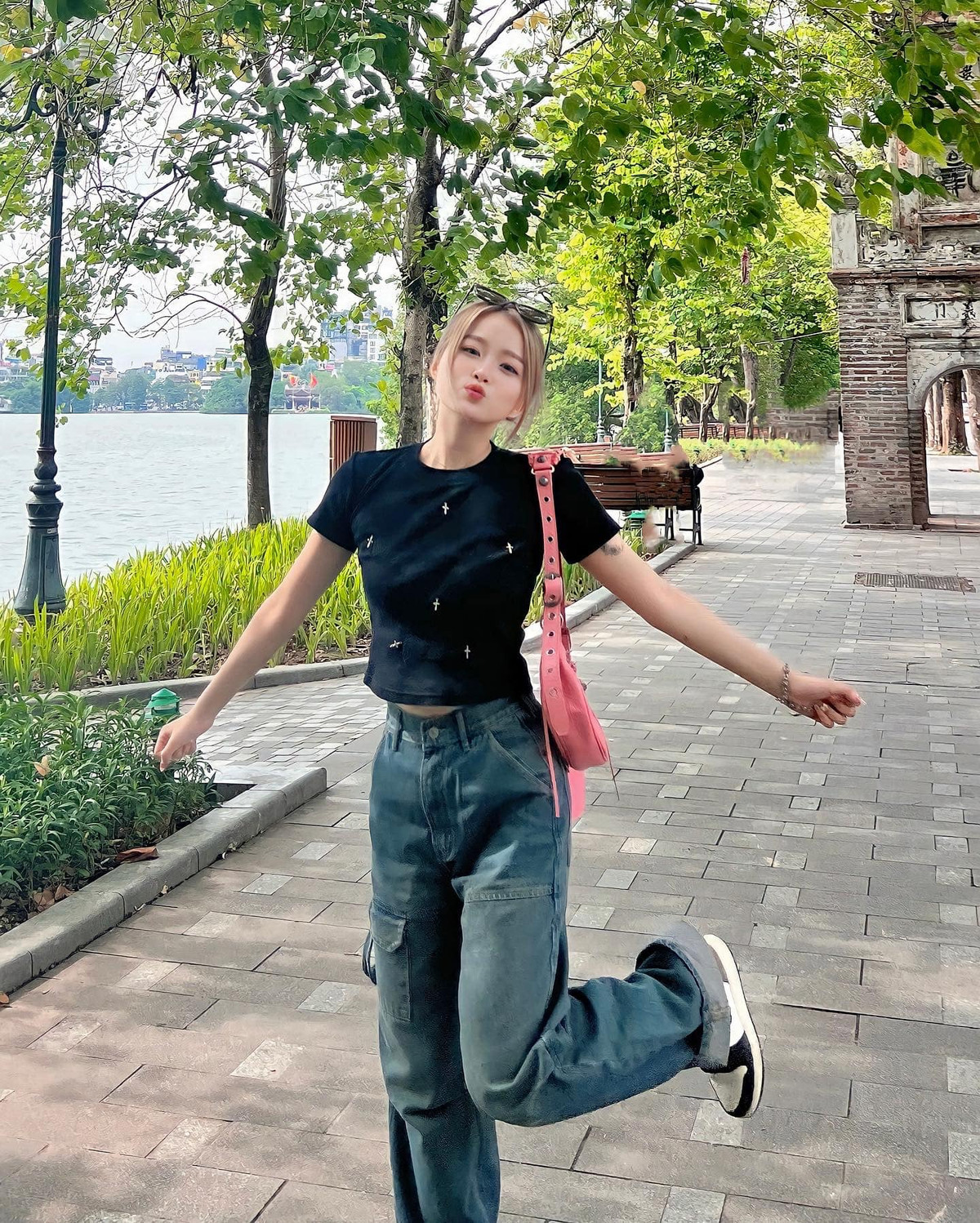 Khâc với phong cách trẻ trung, năng động trước đây, Chao của hiện tại biết trưng diện hơn, ăn mặc cũng có phần táo bạo, gợi cảm.