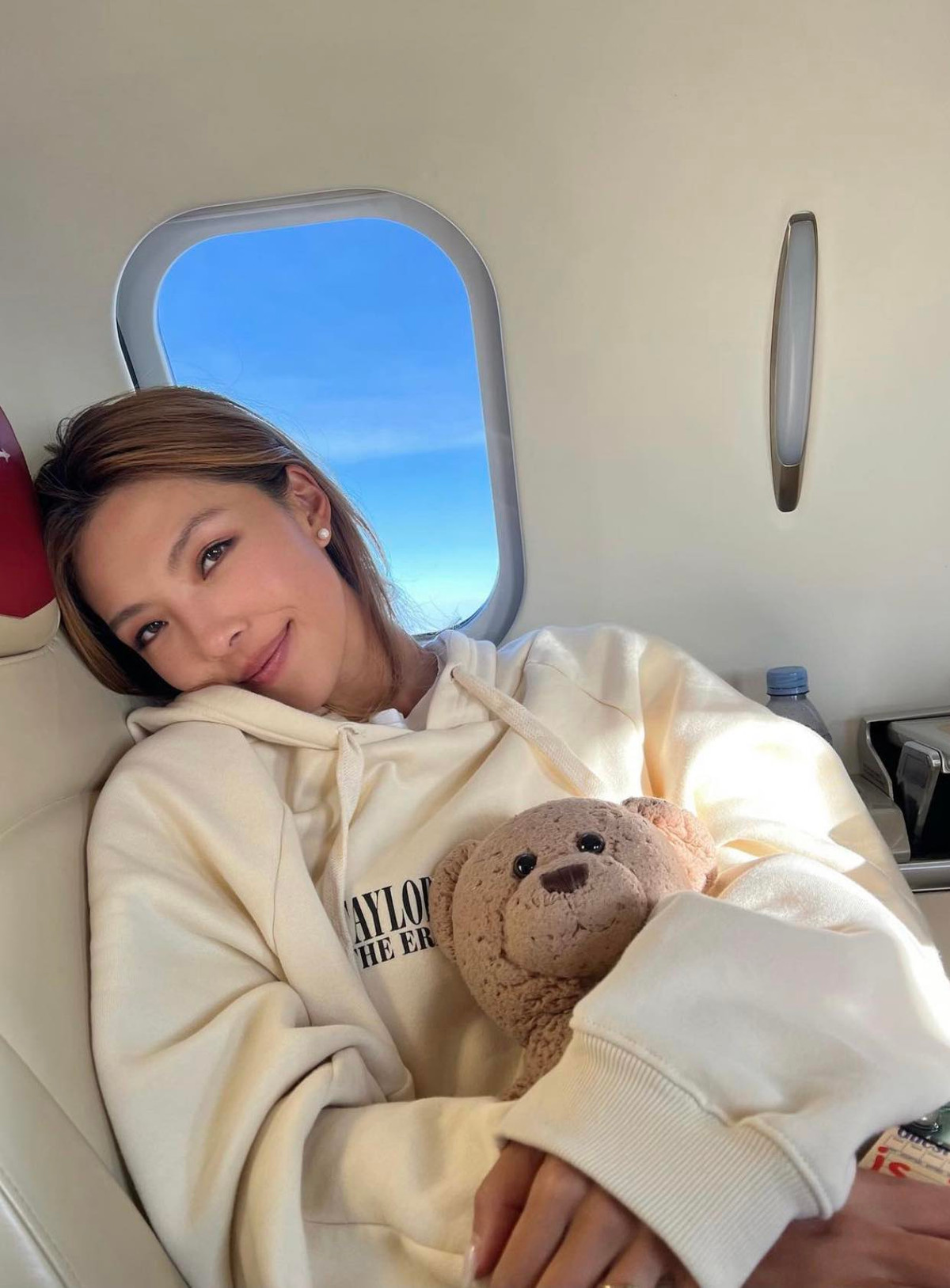 Lily thường đi du lịch, dành thời gian bên người yêu và chia sẻ hình ảnh lộng lẫy trên trang cá nhân.