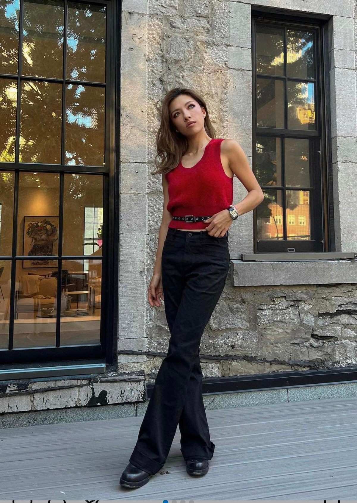 Lily thường xuất hiện với gu thời trang quyến rũ nhưng không kém phần năng động, trẻ trung, giúp cô thu hút nhiều ánh nhìn.