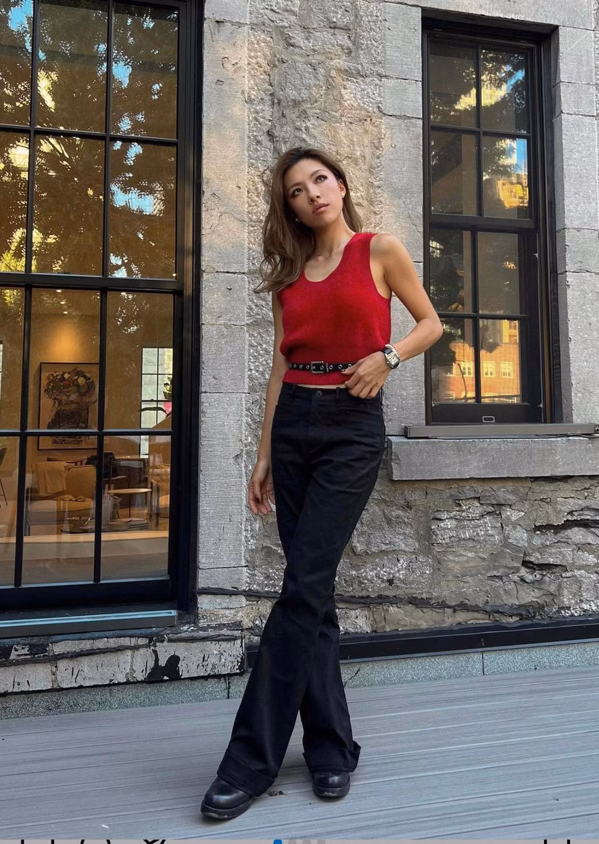 Lily thường xuất hiện với gu thời trang quyến rũ nhưng không kém phần năng động, trẻ trung, giúp cô thu hút nhiều ánh nhìn.