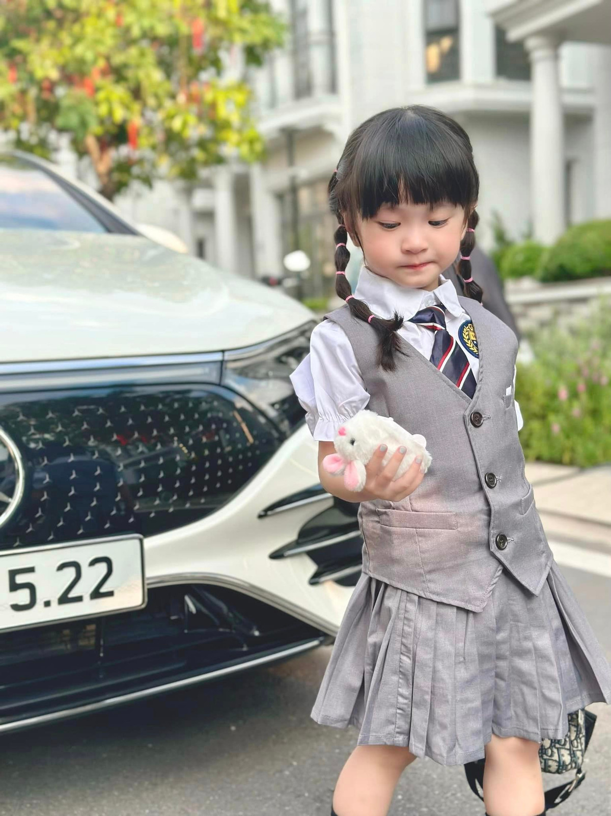 Ở bài đăng này, Đoàn Di Băng chia sẻ loạt hình ảnh con gái út diện đồng phục đi học không thể xinh xắn hơn. Combo thời trang được mix layer với áo sơ mi tay bèo, cà vạt, gi-lê và chân váy xếp ly.