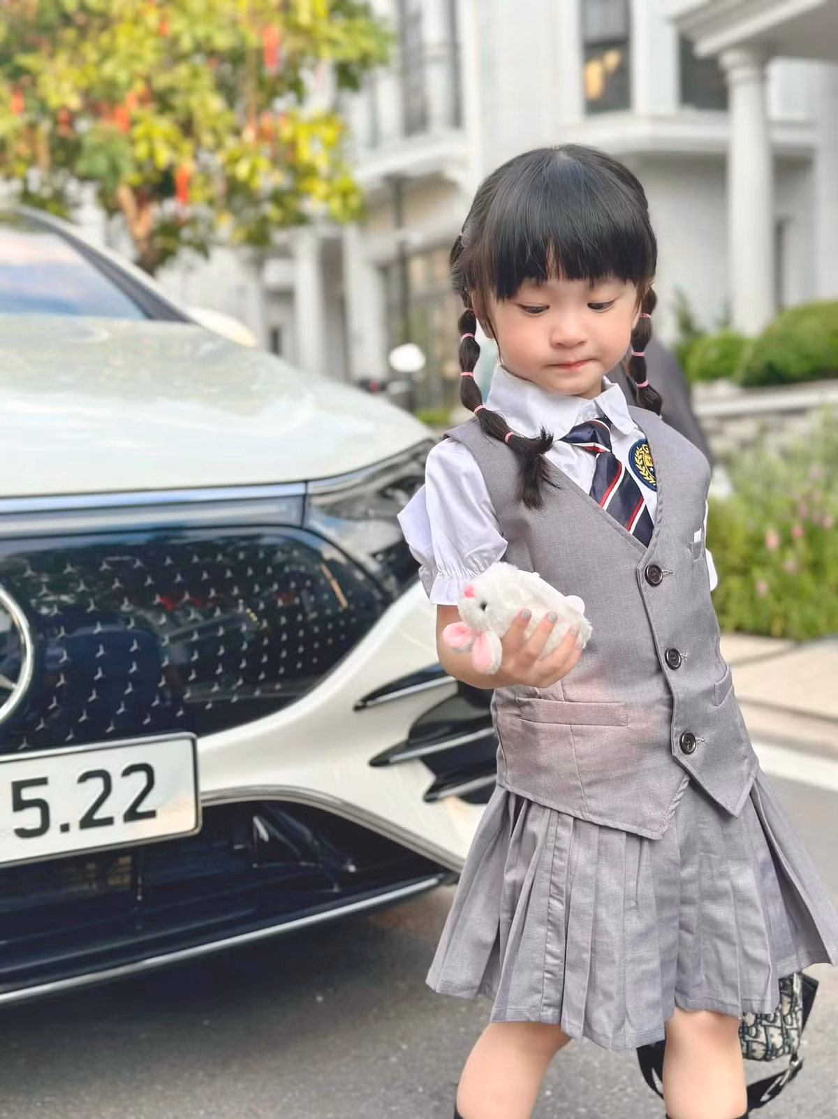 Ở bài đăng này, Đoàn Di Băng chia sẻ loạt hình ảnh con gái út diện đồng phục đi học không thể xinh xắn hơn. Combo thời trang được mix layer với áo sơ mi tay bèo, cà vạt, gi-lê và chân váy xếp ly.