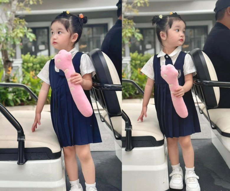 So với thời trang ngày thường của Bing Bing ngày thường có thể thấy, em bé mặc đồng phục đi học trông trưởng thành và "người lớn" hơn hẳn.