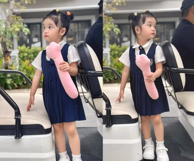 So với thời trang ngày thường của Bing Bing ngày thường có thể thấy, em bé mặc đồng phục đi học trông trưởng thành và "người lớn" hơn hẳn.