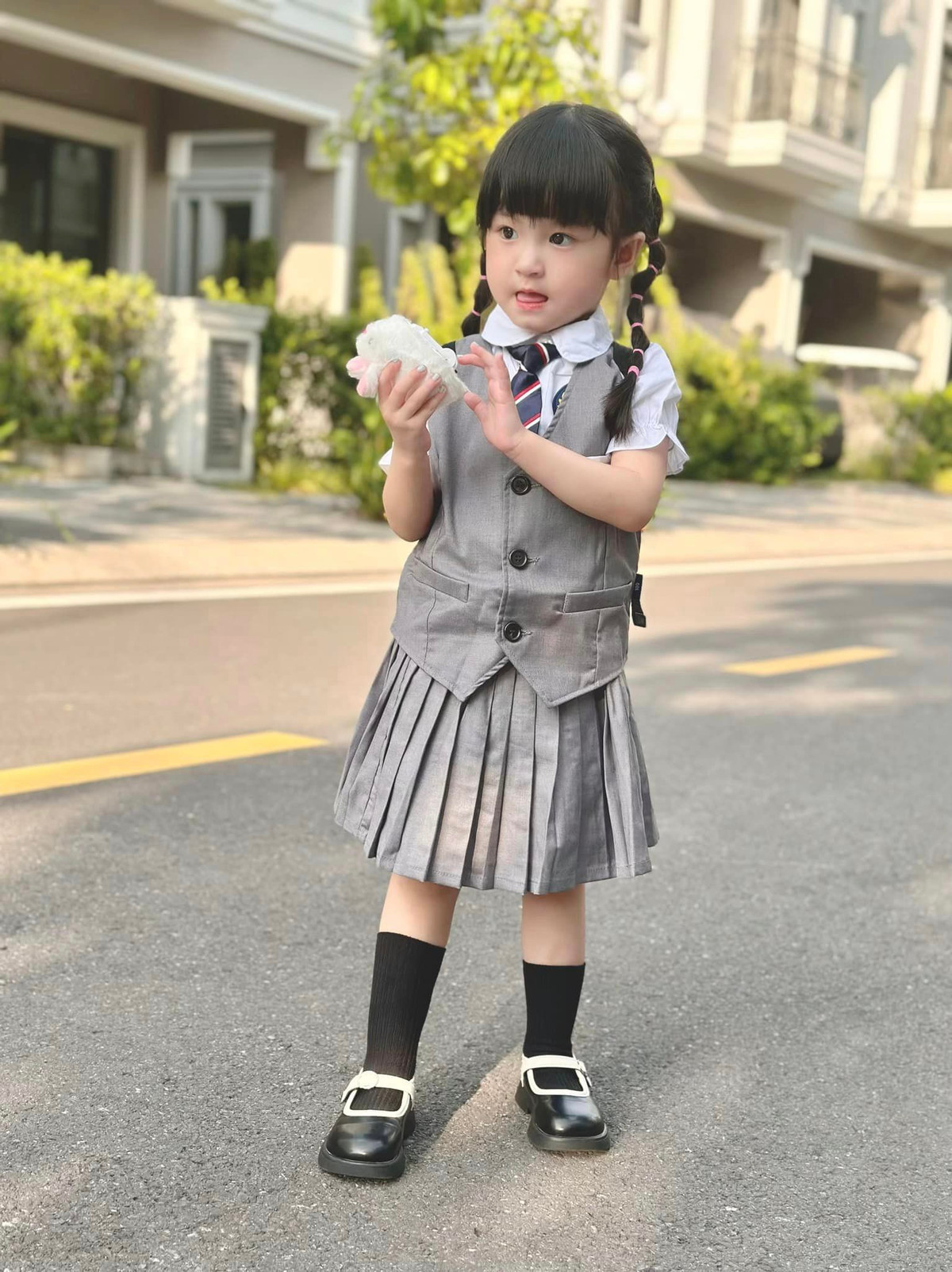 Nếu là fan của thời trang hàng hiệu, bạn sẽ nhận ra nguyên set đồ của nhóc tì đều là hàng tuyển từ kinh đô thời trang Pháp.