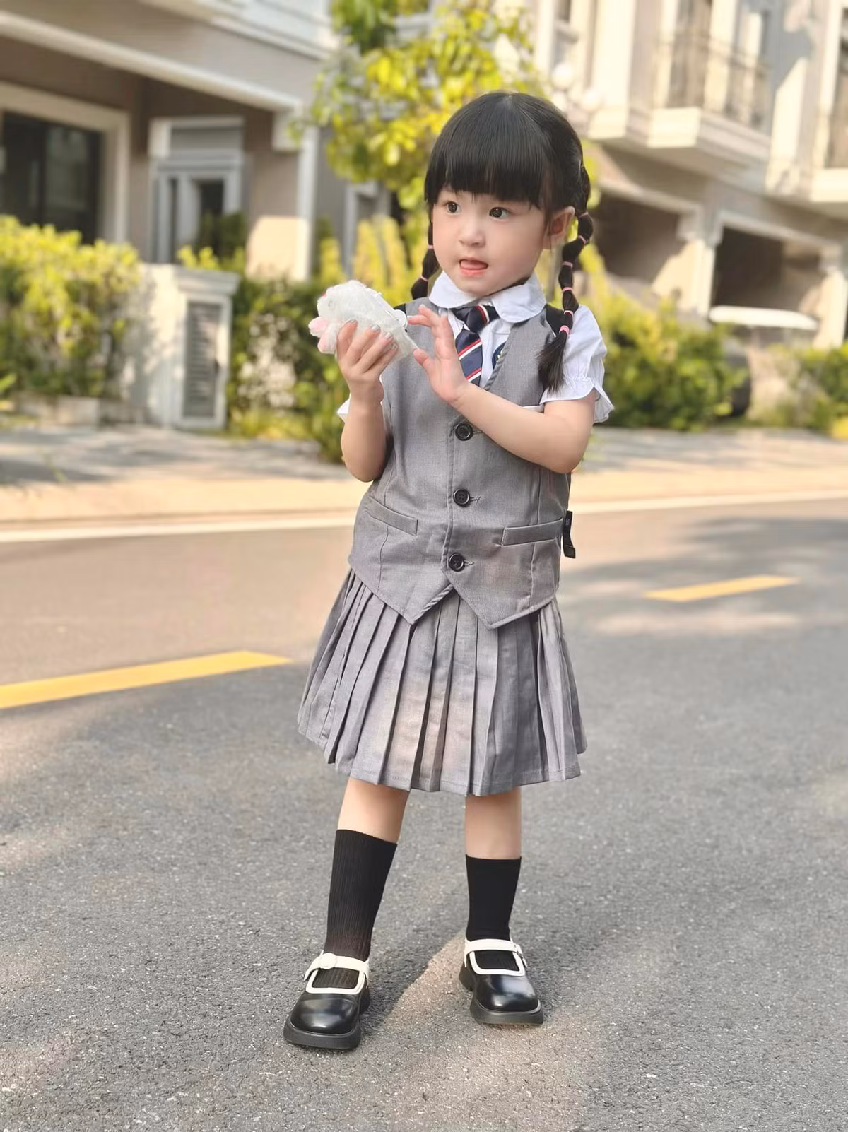 Nếu là fan của thời trang hàng hiệu, bạn sẽ nhận ra nguyên set đồ của nhóc tì đều là hàng tuyển từ kinh đô thời trang Pháp.