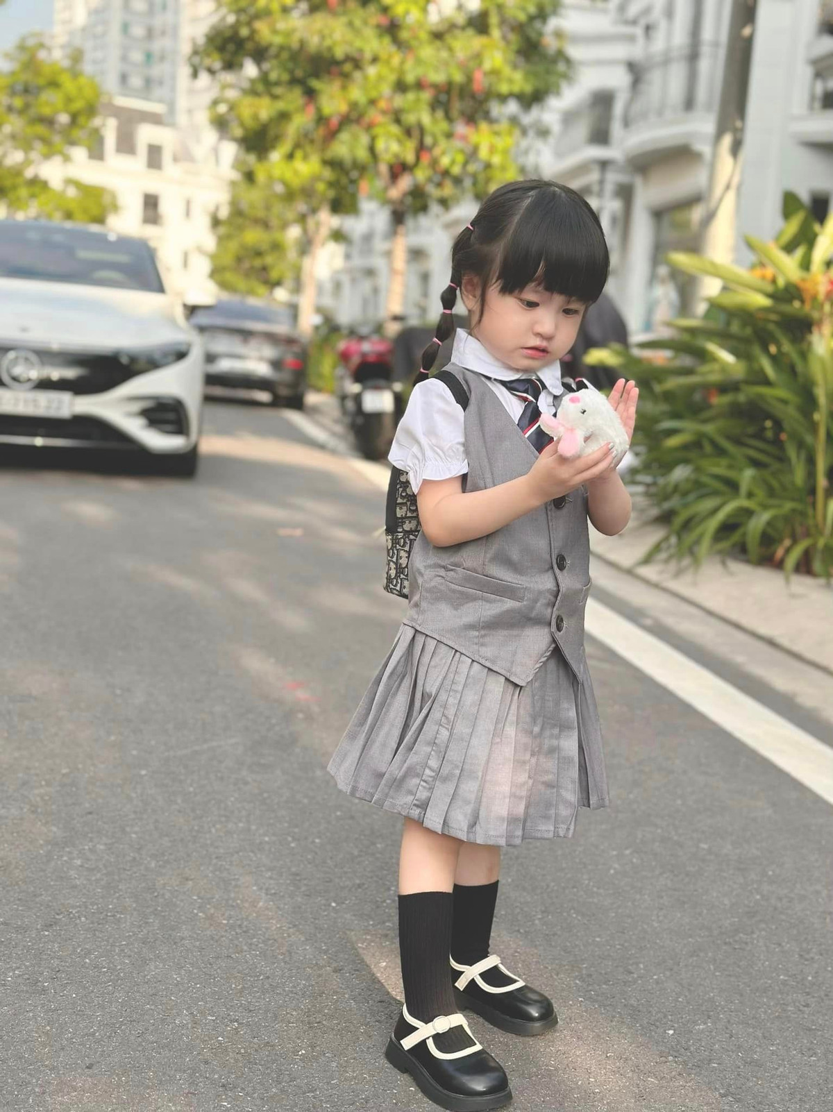 Theo nữ đại gia từng chia sẻ, chiếc túi Dior Bing Bing mang là được bố Quốc Vũ mua tặng con gái cưng.