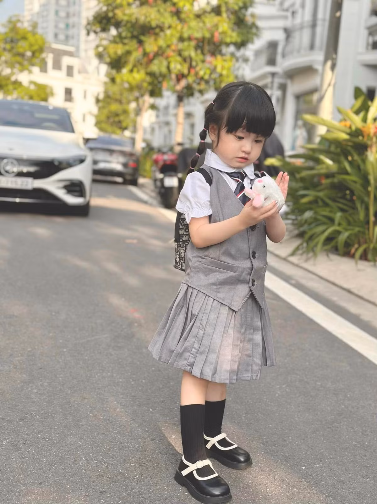 Theo nữ đại gia từng chia sẻ, chiếc túi Dior Bing Bing mang là được bố Quốc Vũ mua tặng con gái cưng.