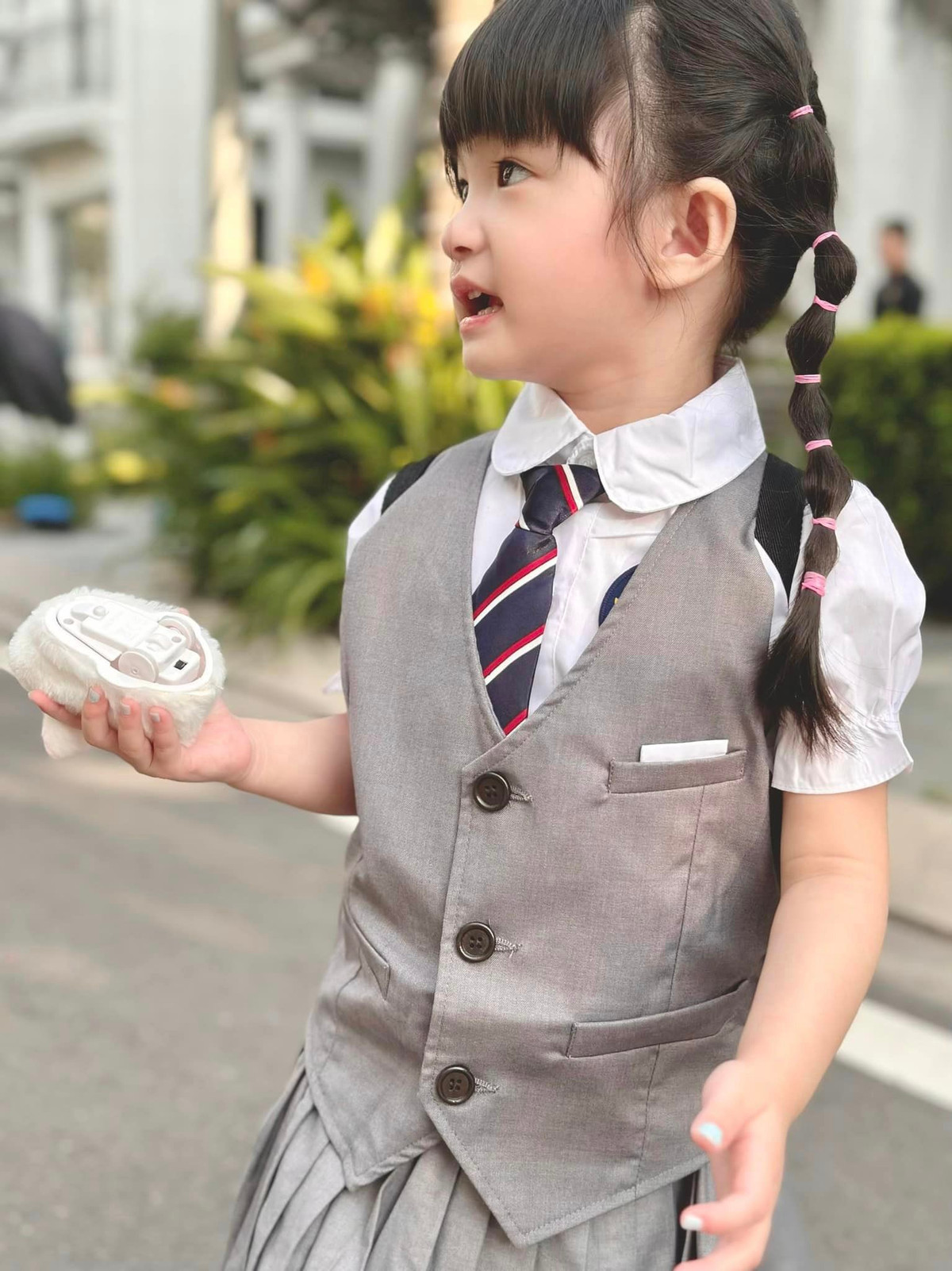 Nổi bật và dễ nhận diện nhất chính là chiếc balo tới từ thương hiệu Dior. Được biết, chiếc túi này có giá trị lên tới gần 50 triệu đồng.