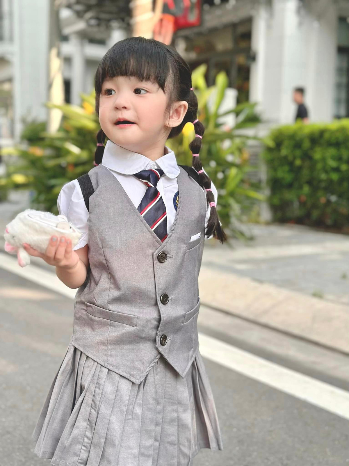 Điều làm nên sự nổi bật cho phong cách đi học của con gái Đoàn Di Băng là những món phụ kiện nhỏ xinh đi kèm. Tất cao cổ, giày mary jane, balo hàng hiệu.