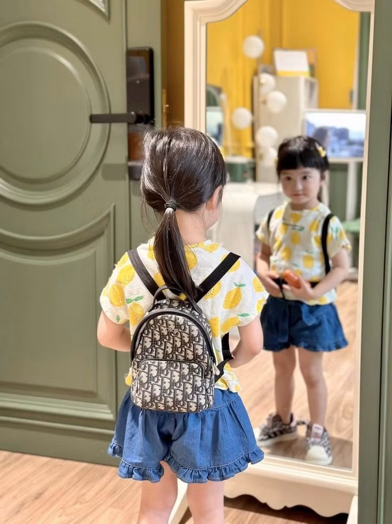 Trước đó, Đoàn Di Băng từng khiến netizen trầm trồ khi chi mấy trăm triệu để sắm quần áo, giày dép và túi hàng hiệu đắt đỏ cho ái nữ chuẩn bị đi học.