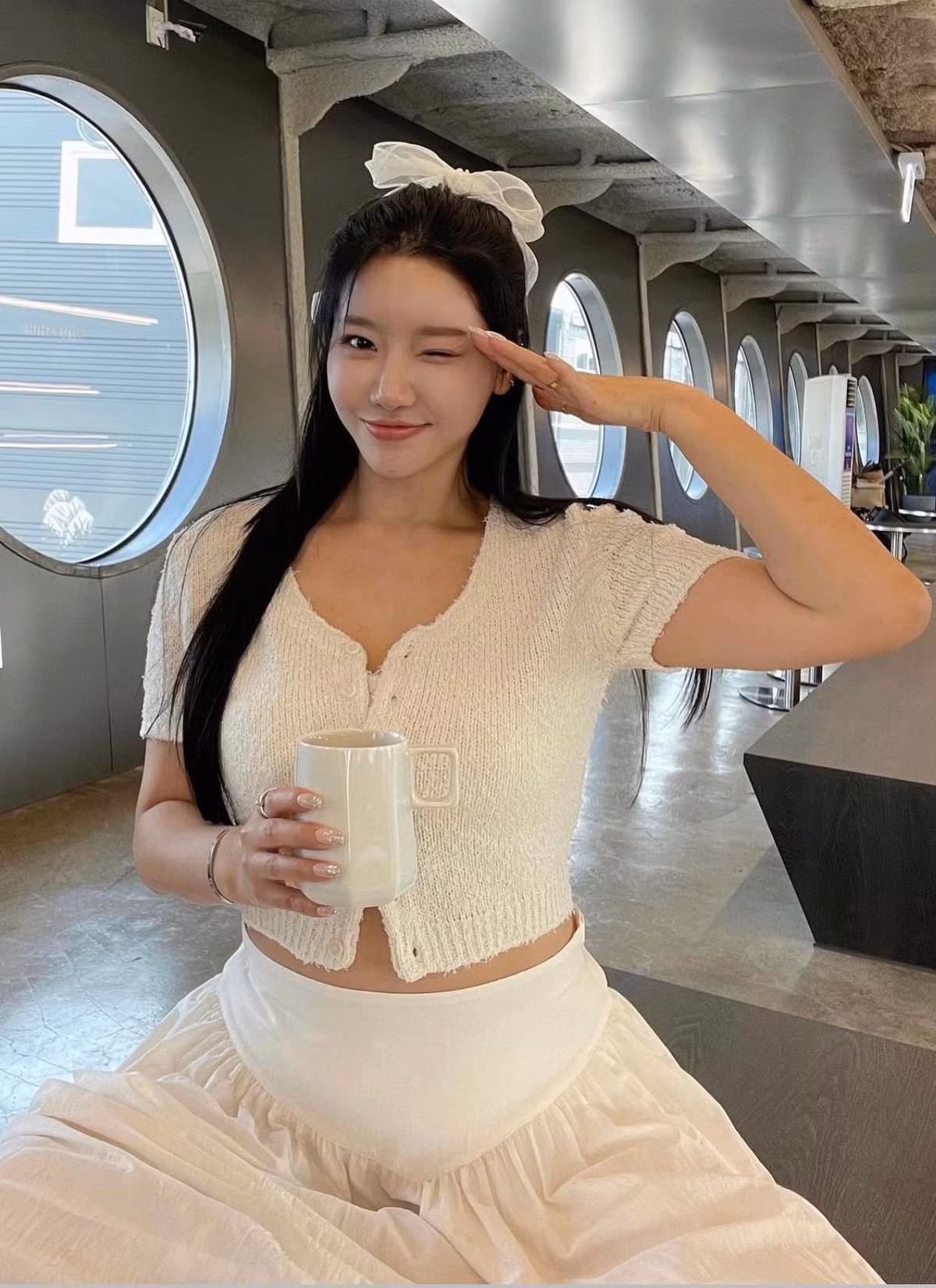 Thời gian qua, hình ảnh hot mom xứ Hàn tên Sarah đang gây sốt MXH, bởi lẽ nhìn vào cô không ai tin đã ở tuổi 50.