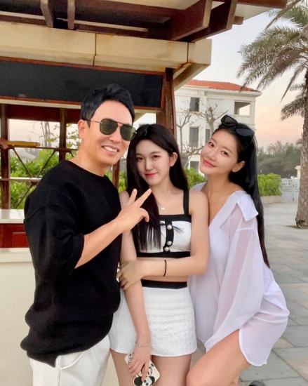 Cô chuyên sáng tạo nội dung về làm đẹp, khoe sắc vóc, nhảy múa và nhiều chủ đề khác về sinh hoạt thường ngày.