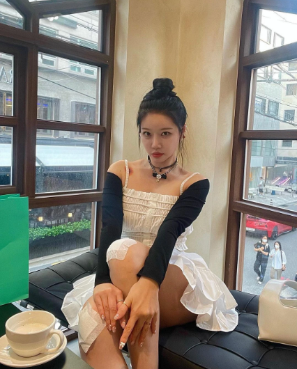 Sarah còn có phong cách thời trang hiện đại, sành điệu và trẻ trung không kém con gái.