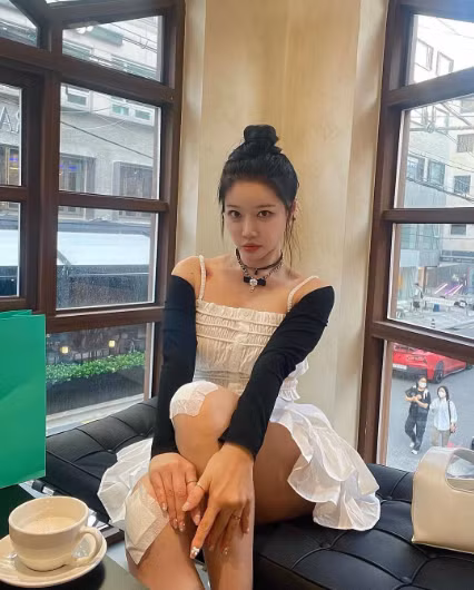 Sarah còn có phong cách thời trang hiện đại, sành điệu và trẻ trung không kém con gái.