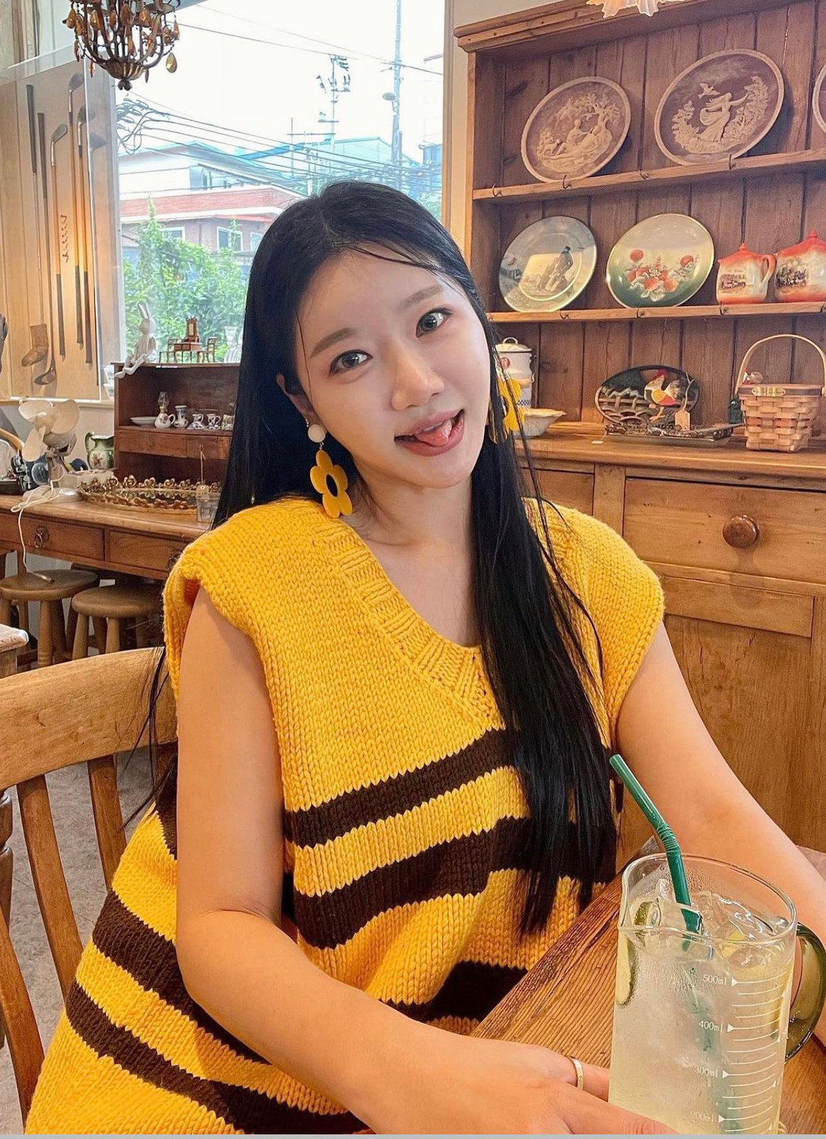 Thông qua những video mà bà mẹ này quay cùng con gái 20 tuổi của mình, người xem không khỏi xuýt xoa khen ngợi vì nhan sắc trẻ trung đến khó tin.