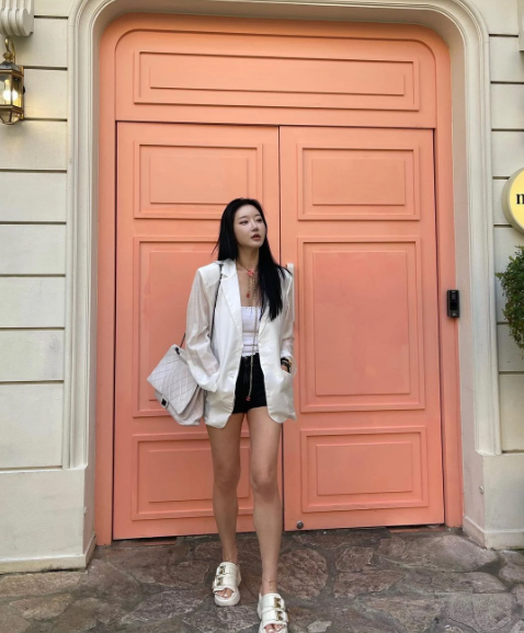 Bên cạnh khuôn mặt không nhìn ra tuổi, Sarah còn khiến nhiều phụ nữ trẻ phải ghen tỵ bởi vóc dáng nóng bỏng, săn chắc.