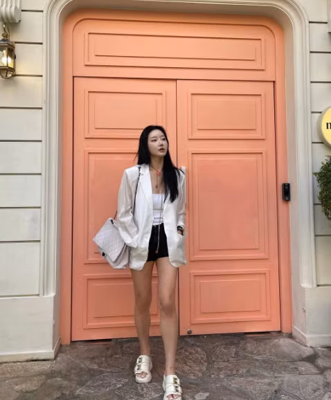 Bên cạnh khuôn mặt không nhìn ra tuổi, Sarah còn khiến nhiều phụ nữ trẻ phải ghen tỵ bởi vóc dáng nóng bỏng, săn chắc.