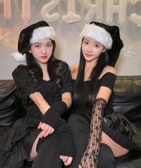 Khi đi cùng nhau, họ được bạn bè nhận xét trông như hai người bạn chứ không phải cặp mẹ con.