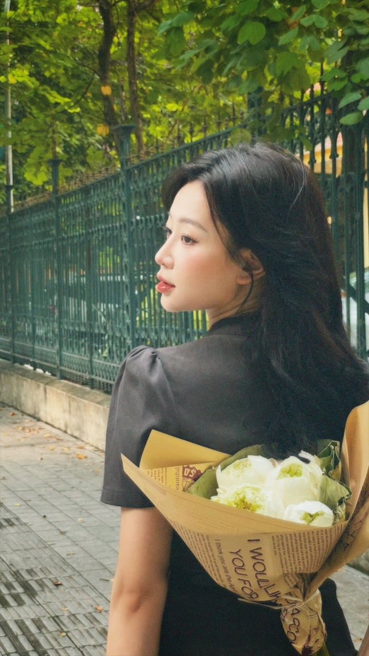 Video của cô bạn này nhanh chóng thu hút được lượng lớn sự chú ý của cư dân mạng. Phần lớn netizen đều bày tỏ sự bức xúc thay cho cô bạn này khi mua phải bó sen ''dởm''.