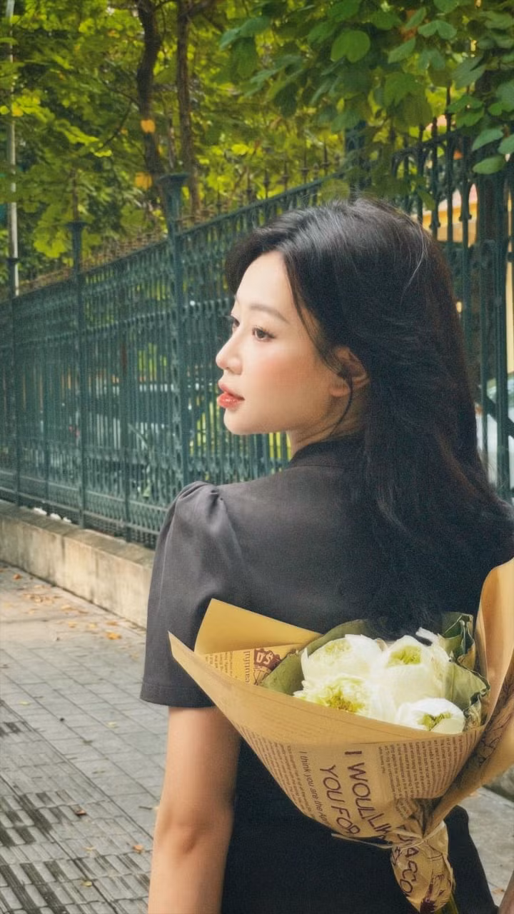 Video của cô bạn này nhanh chóng thu hút được lượng lớn sự chú ý của cư dân mạng. Phần lớn netizen đều bày tỏ sự bức xúc thay cho cô bạn này khi mua phải bó sen ''dởm''.