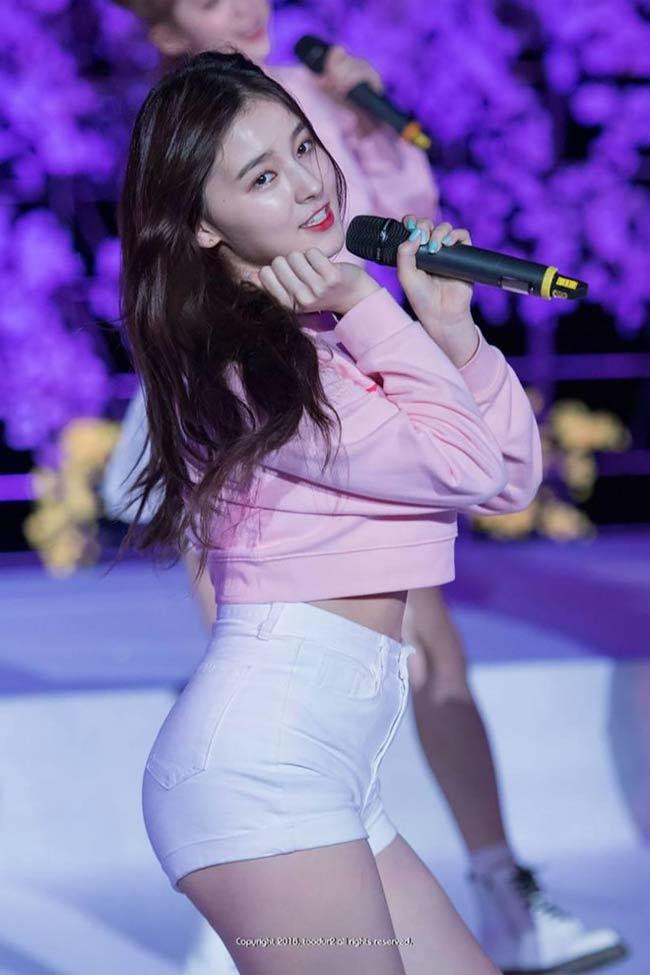 Dù chỉ diện áo sơ mi, quần jeans dạo chơi trên phố, hot girl Nancy vẫn được khen ngợi là xinh như thiên thần.