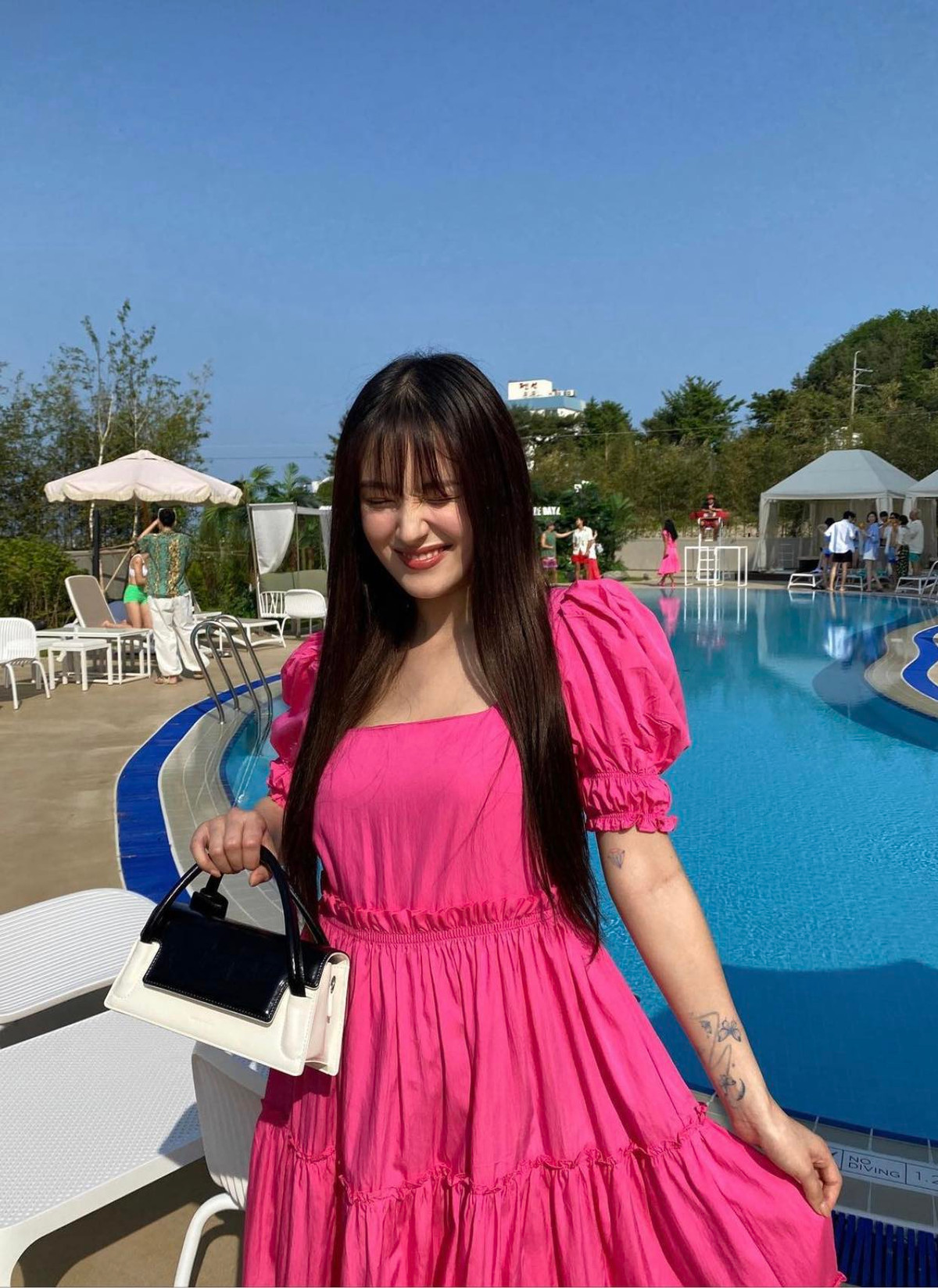 Trước đây, Nancy liên tục bị người hâm mộ chê bai ngoại hình có phần mũm mĩm, thậm chí họ còn nhận xét cô giống "đuông dừa" khi nhảy trên sân khấu.