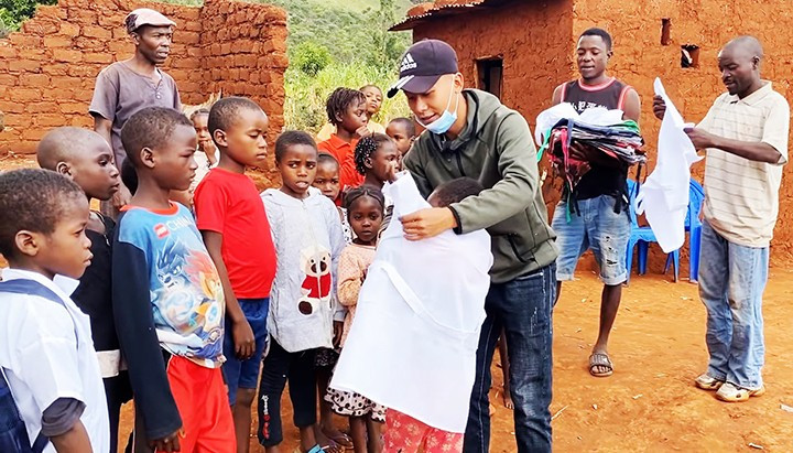 Vừa qua, khi đặt chân về Việt Nam, Quang Linh cũng thực hiện chương trình tại Vùng 4 Hải quân trực tiếp giúp đỡ 35 em có hoàn cảnh khó khăn. Sau đó, anh nhanh chóng bay ra Vùng 3 Hải quân thăm cán bộ, chiến sĩ, thực hiện thêm nhiều hoạt động ý nghĩa. Ảnh: Tổng hợp