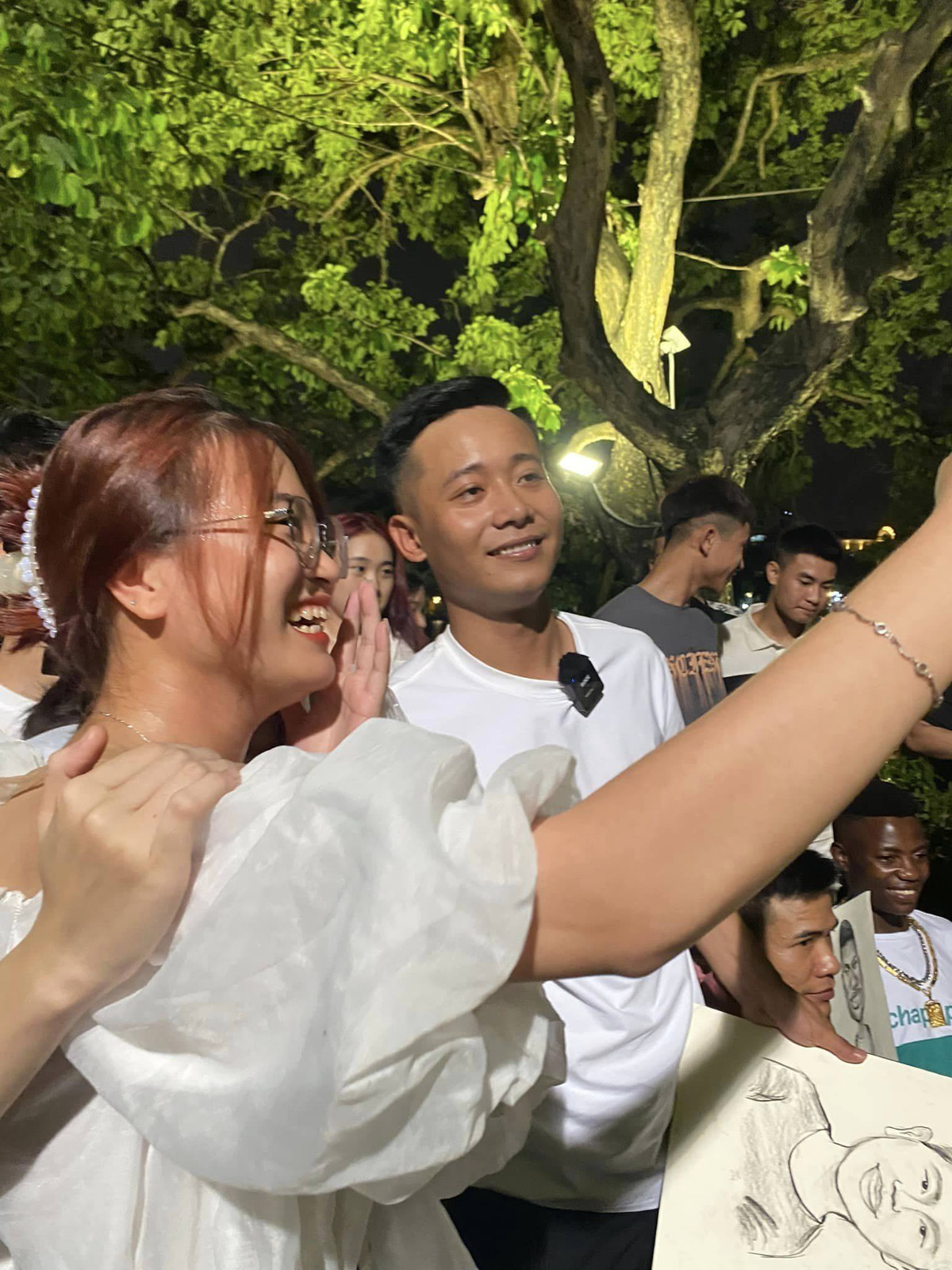 Với độ nổi tiếng của mình, nam Youtuber được nhiều người săn đón không khác gì các nghệ sĩ nổi tiếng. Ảnh: Giang Nara