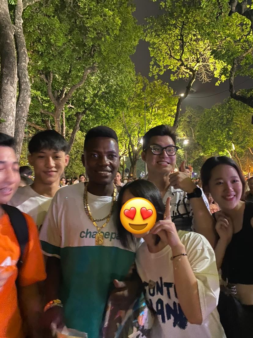 Loạt khoảnh khắc Quang Linh Vlog và Lindo xuất hiện trên phố đi bộ đang gây sự chú ý đến cư dân mạng. Ảnh: Giang Nara