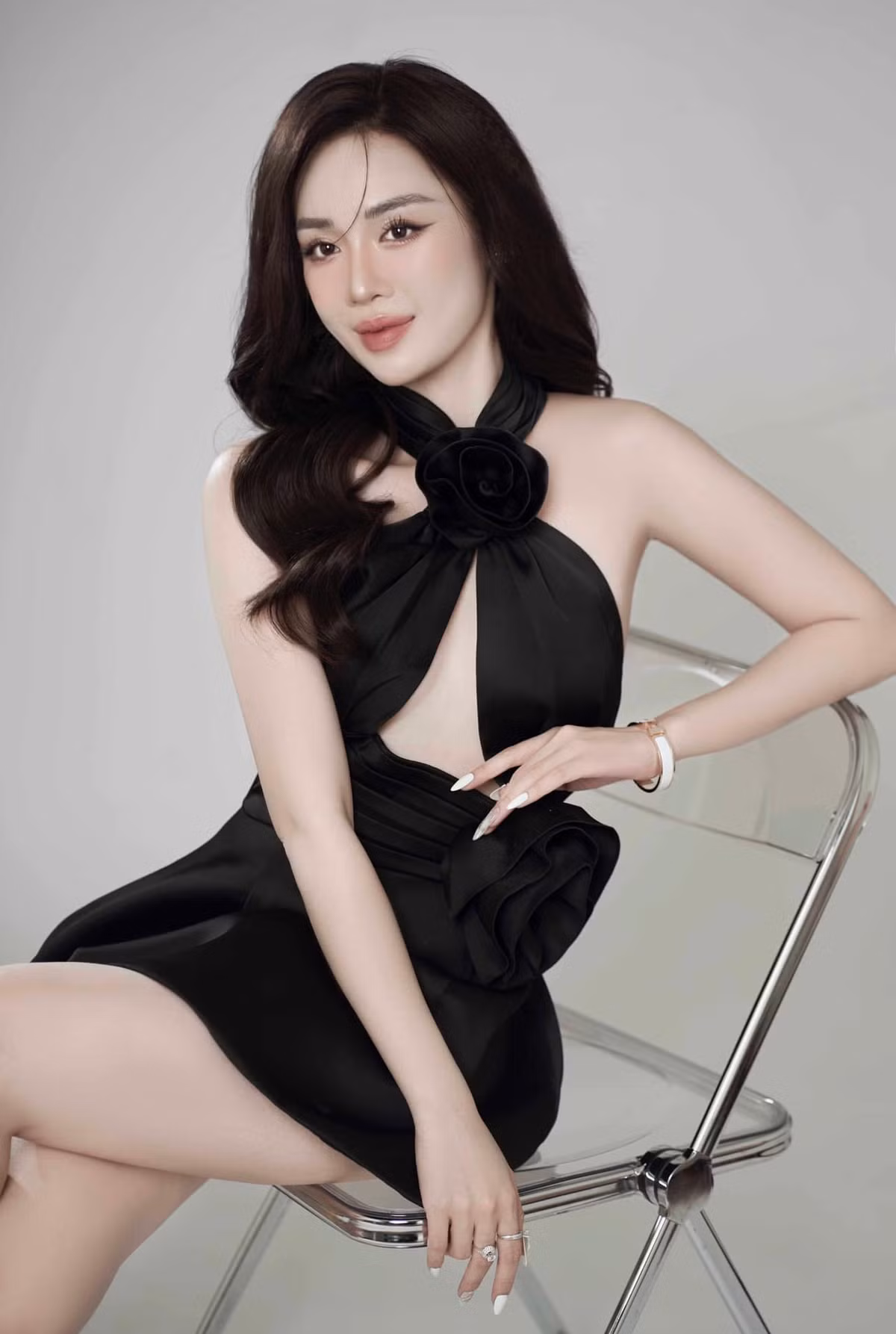 Ngọc Mai cũng thường đăng tải trên trang cá nhân những bộ hình diện váy dạ hội, khoe sắc vóc lộng lẫy chẳng khác gì Hoa hậu.