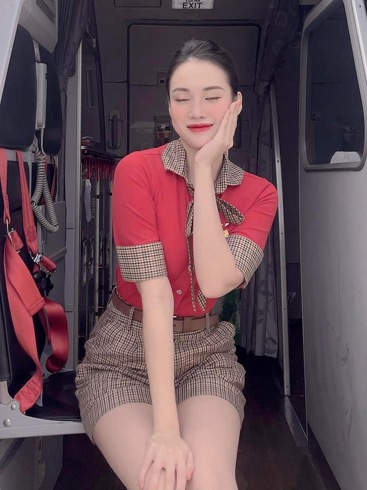 Người đẹp hàng không này còn được nhiều người biết đến khi xuất hiện trên chương trình Nóng cùng World Cup 2022 với vai trò là đại diện cho ĐT Thuỵ Sĩ.