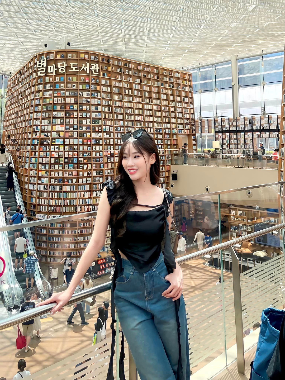 Khi rời đồng phục bay, người đẹp 9x thường lựa chọn trang phục thiên về sự nữ tính với những item nhẹ nhàng như váy.