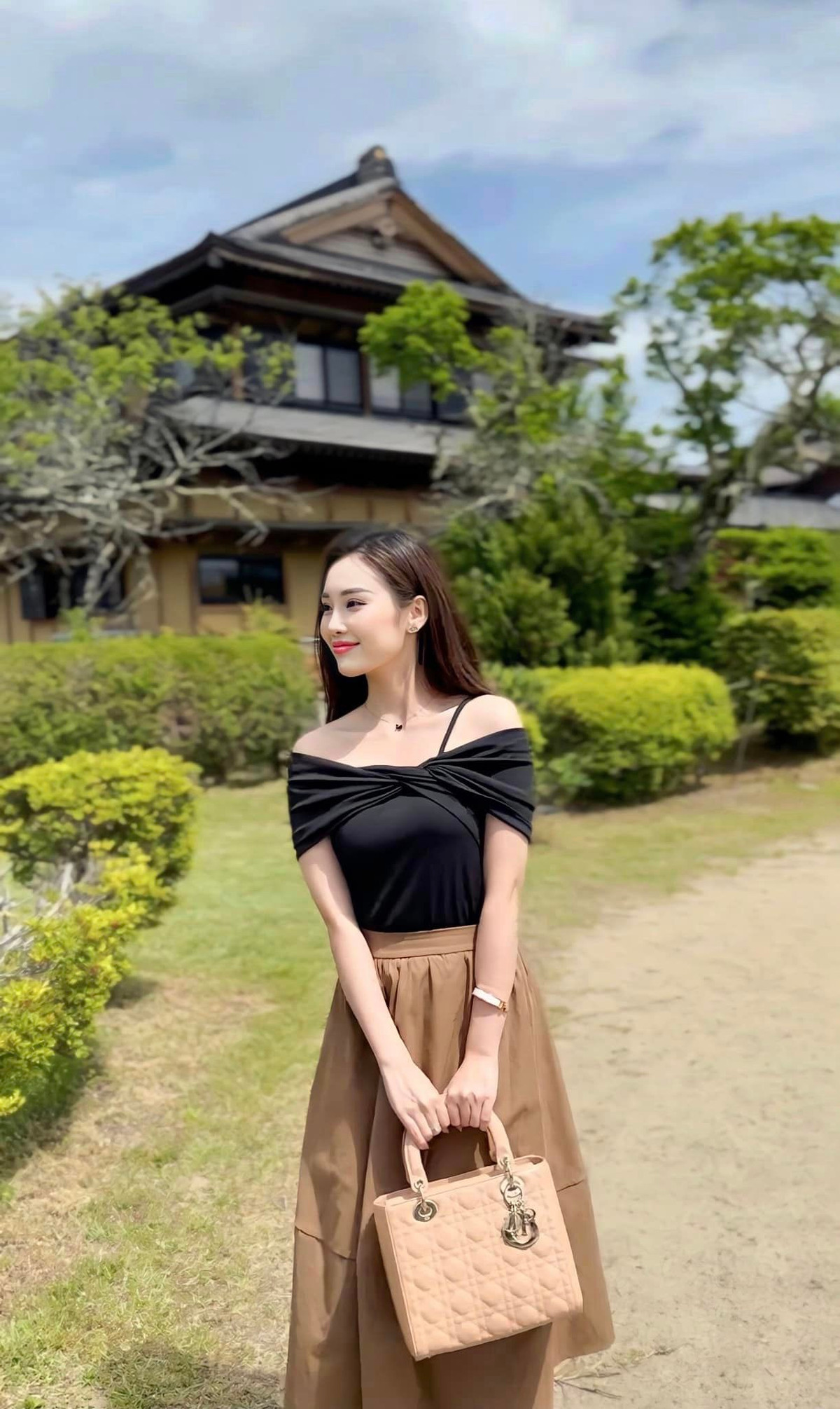 Khi rời đồng phục bay, Ngọc Mai ở đời thường theo đuổi lối ăn mặc vừa nữ tính vừa kiêu sa.