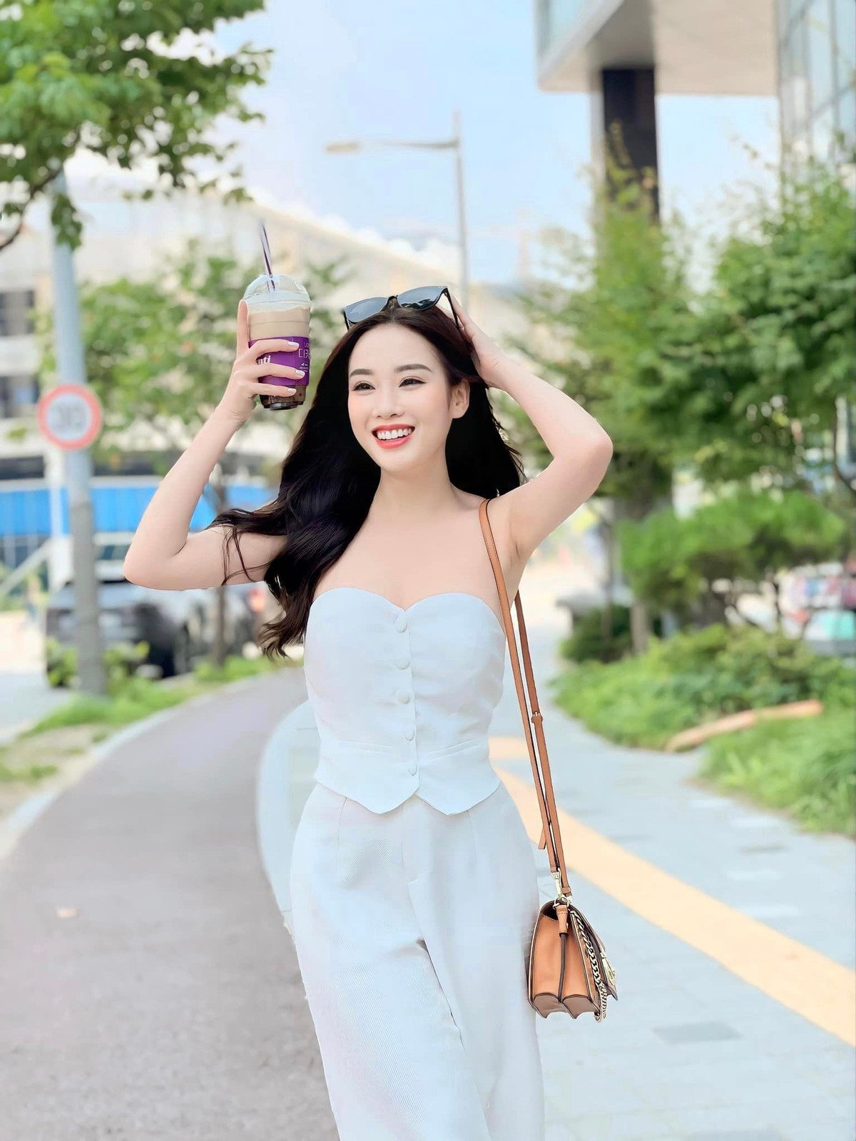 Người đẹp sinh năm 1997 sở hữu lượng người theo dõi đông đảo trên mạng một phần nhờ những bức ảnh táo bạo, quyến rũ.