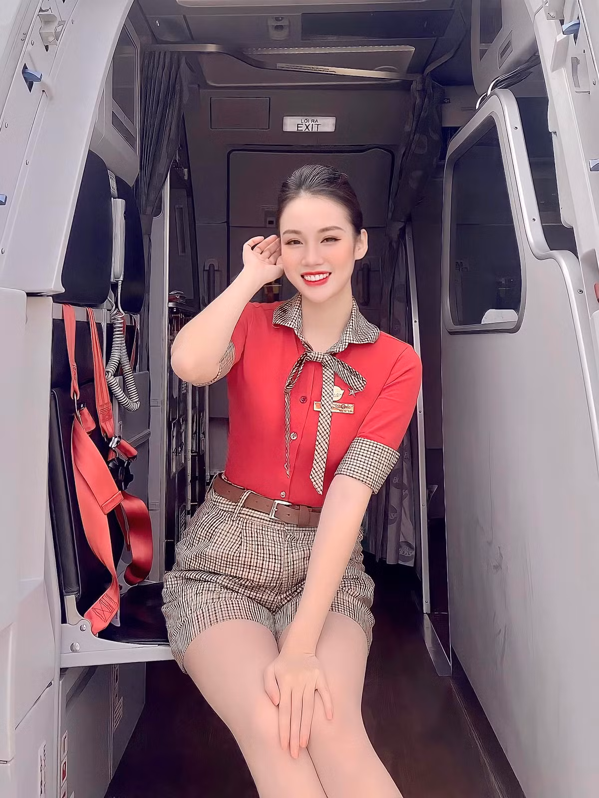 Chan dung nu tiep vien hang khong xinh dep chang thua Hoa hau