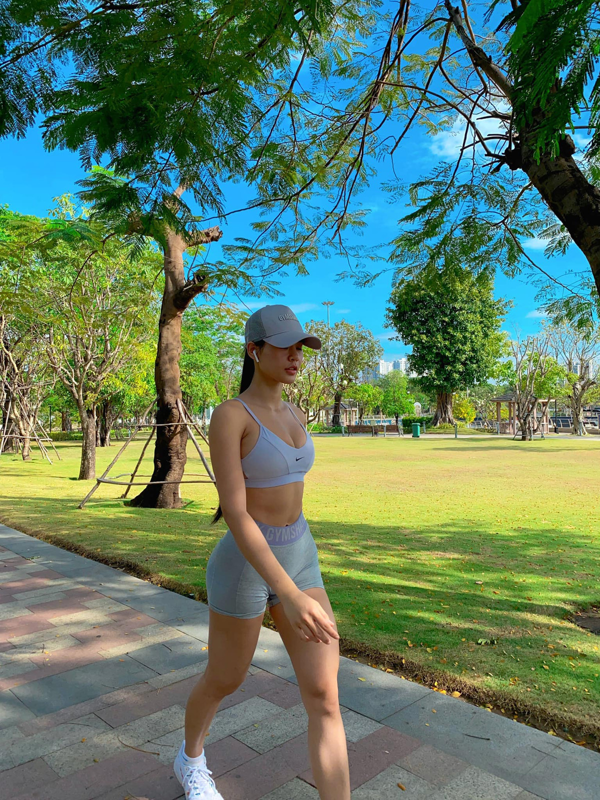 Không chỉ thế, trang tin này còn ví vóc dáng của Phương Trang như "nữ thần Nami trong truyện tranh One Piece" cùng với dòng miêu tả: "Bạn không thể ngờ rằng ở Việt Nam cũng có một cô gái giống như 'Nami phiên bản đời thực', hóa ra một hình tượng hoàn hảo như vậy lại thực sự tồn tại!".