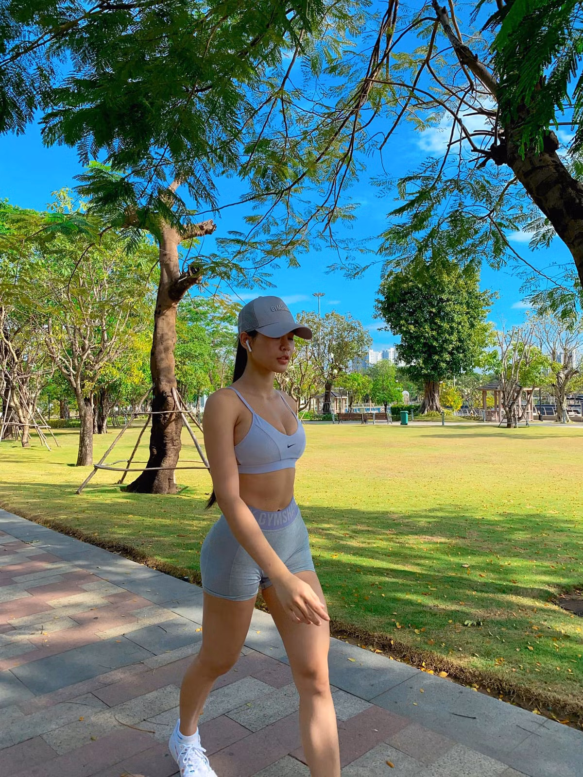 Không chỉ thế, trang tin này còn ví vóc dáng của Phương Trang như "nữ thần Nami trong truyện tranh One Piece" cùng với dòng miêu tả: "Bạn không thể ngờ rằng ở Việt Nam cũng có một cô gái giống như 'Nami phiên bản đời thực', hóa ra một hình tượng hoàn hảo như vậy lại thực sự tồn tại!".