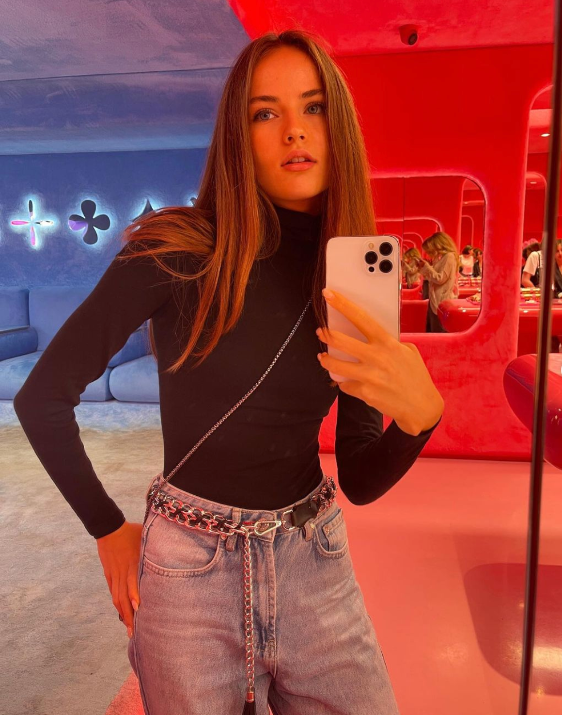 Cô sở hữu đôi mắt trong veo, biểu cảm hút hồn. Năm nay, Kristina đã bước sang tuổi 17.