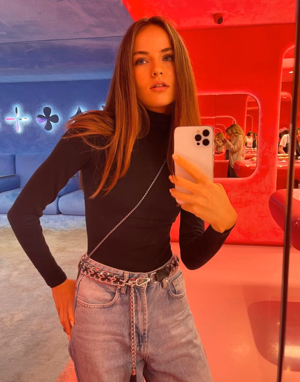 Cô sở hữu đôi mắt trong veo, biểu cảm hút hồn. Năm nay, Kristina đã bước sang tuổi 17.