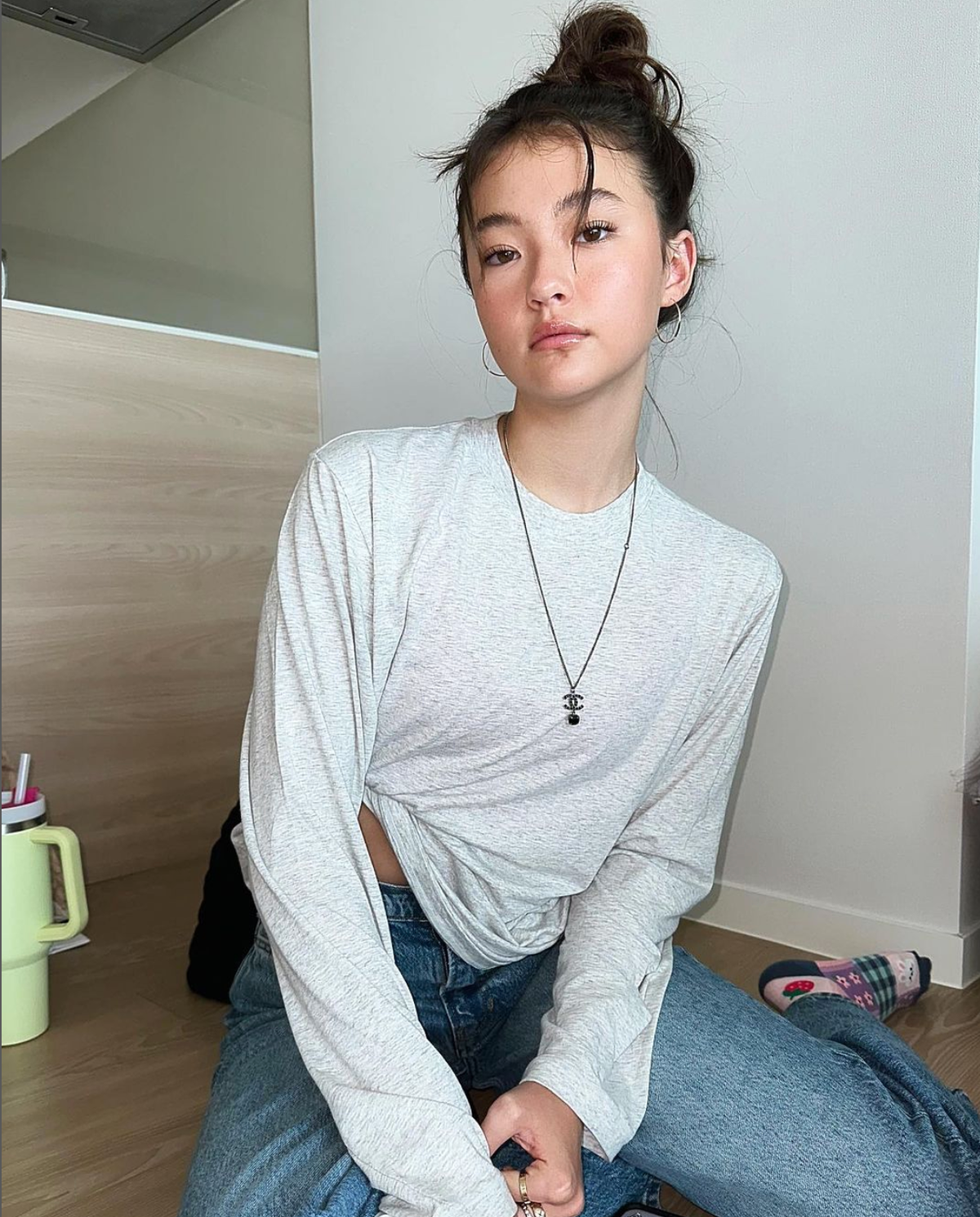 Ella Gross sinh năm 2008, mang trong mình 3 dòng máu Hàn - Đức - Mỹ. Hiện tại, cô bé đang thuộc quản lý của The Black Label - công ty liên kết với YG Entertainment.