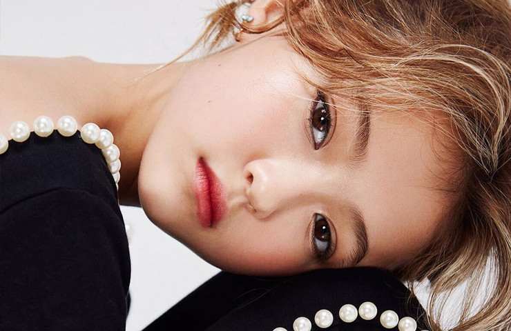 Bước sang độ tuổi 15, người đẹp này xây dựng cho mình hình ảnh điệu đà, nữ tính, Không chỉ thế, cô bé cũng bắt đầu trang điểm nhiều hơn.