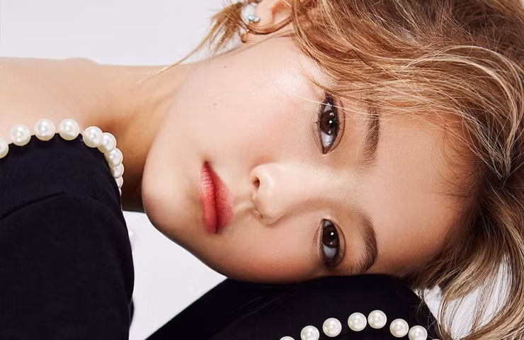 Bước sang độ tuổi 15, người đẹp này xây dựng cho mình hình ảnh điệu đà, nữ tính, Không chỉ thế, cô bé cũng bắt đầu trang điểm nhiều hơn.