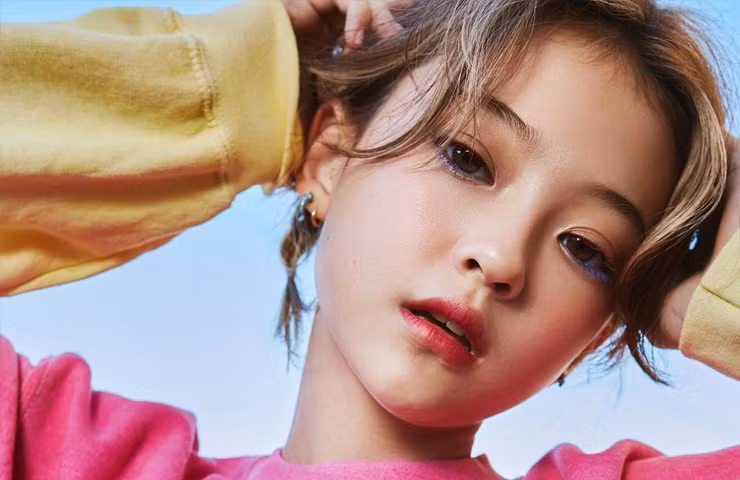 Cô bé chuộng diện các thiết kế tôn vòng eo nhỏ nhắn. Tuy nhiên, vẫn có một số ý kiến cho rằng, gu ăn mặc của cô bé có phần trưởng thành và già dặn hơn so với bạn bè cùng lứa tuổi.