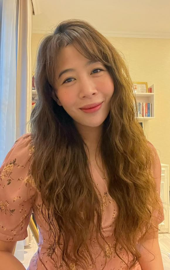 Bên cạnh công việc bận rộn và dành thời gian cho cô con gái thì MC Diệp Chi còn có đam mê nấu nướng, vì vậy bếp là khu vực yêu thích của cô trong căn hộ sang trọng.